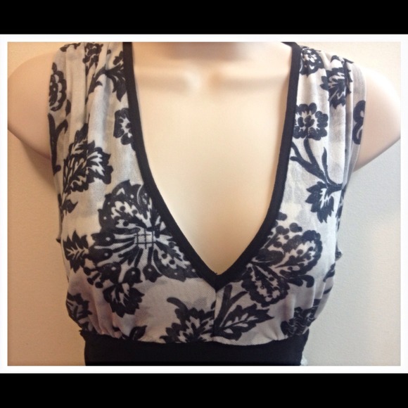 ❇SOLD❇ White House Black Market Top