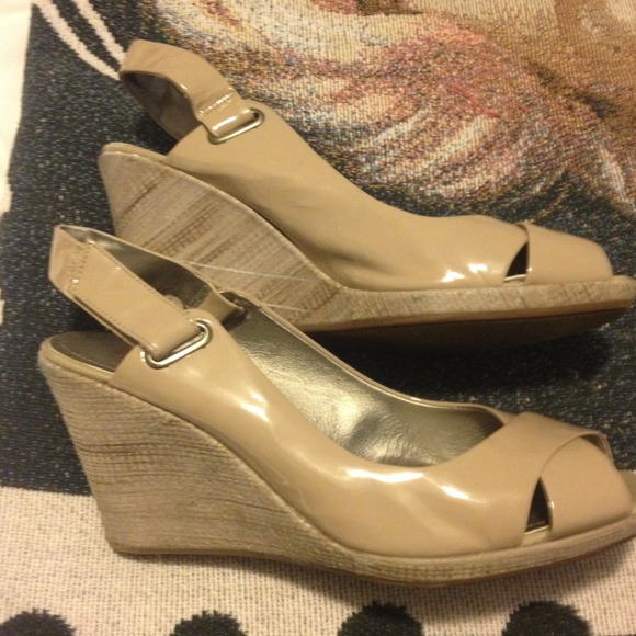 Nude patent leather Kenneth Cole