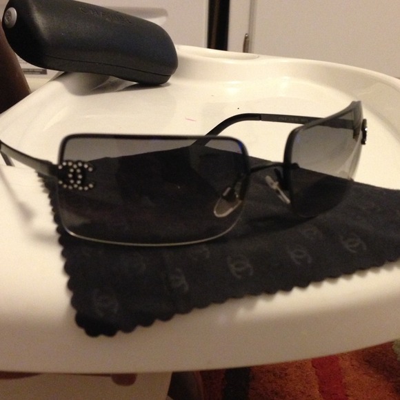 Chanel designer sun glasses - Picture 1 of 2