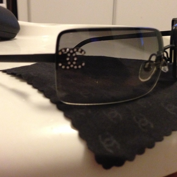 Chanel designer sun glasses - Picture 2 of 2