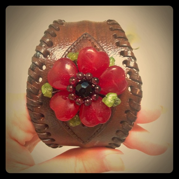 Vintage leather flower bracelet.. One of a kind! - Picture 1 of 3