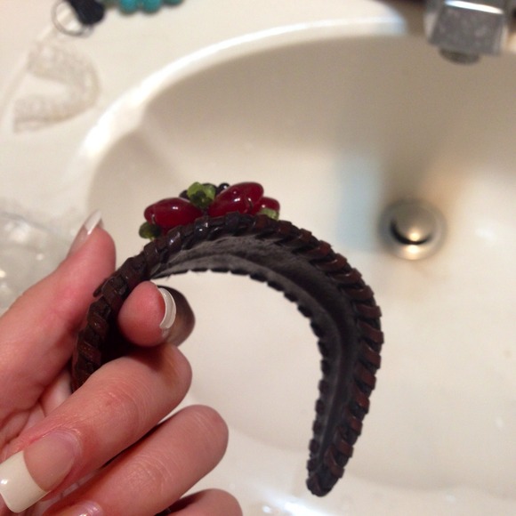 Vintage leather flower bracelet.. One of a kind! - Picture 3 of 3