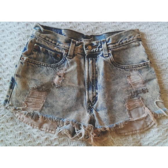 🔴SOLD🔴Urban Renewal High Waisted Cutoff Levi's - Picture 2 of 3