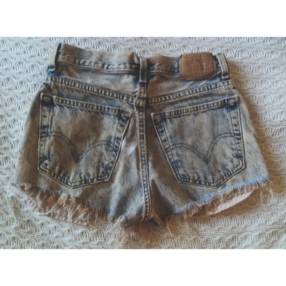 🔴SOLD🔴Urban Renewal High Waisted Cutoff Levi's - Picture 3 of 3