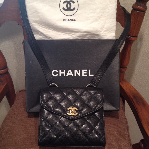 CHANEL Handbags - ✳️VINTAGE 1994 CHANEL CAVIAR LTHR CROSS BODY BAG✳️