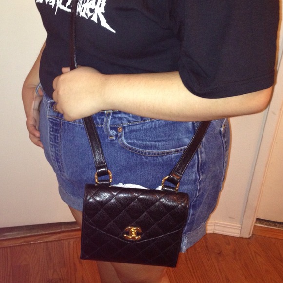 ✳️VINTAGE 1994 CHANEL CAVIAR LTHR CROSS BODY BAG✳️ - Picture 3 of 4