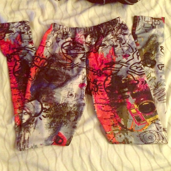 Graffiti print leggings