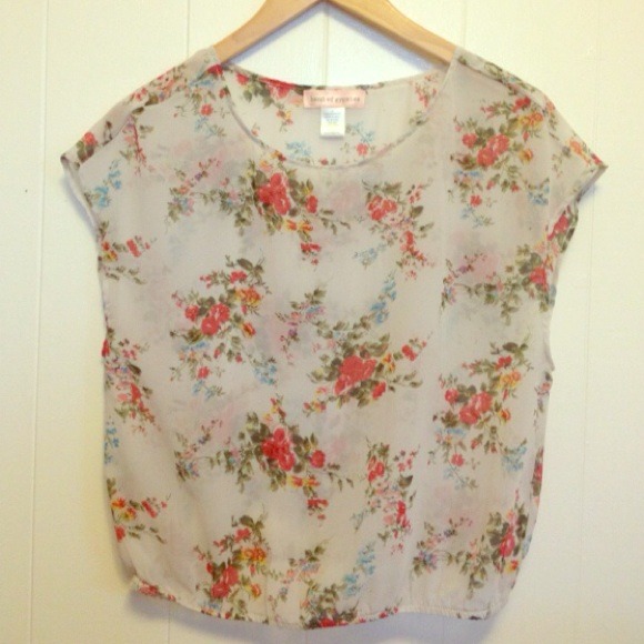 ✨NWOT✨ White Floral Top