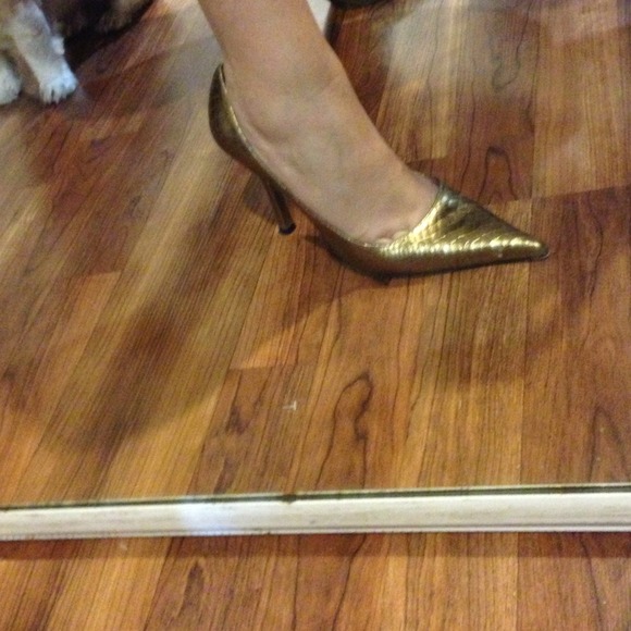 Charles David gold pointy pump