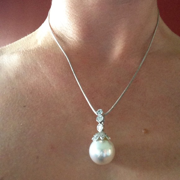 Mother of pearl pendant w CZ accents w chain