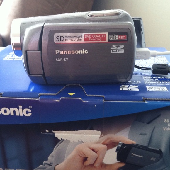 Panasonic SDR-S7 SD Video Camera - Picture 2 of 4