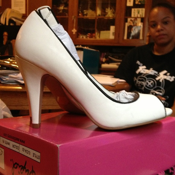 Heels - Picture 2 of 3