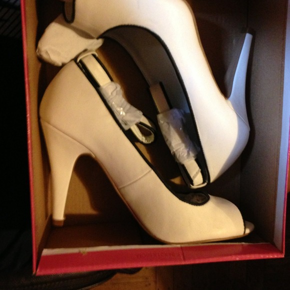 Heels - Picture 3 of 3