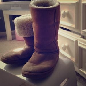Ugg Classic Long Boots 👢Holding