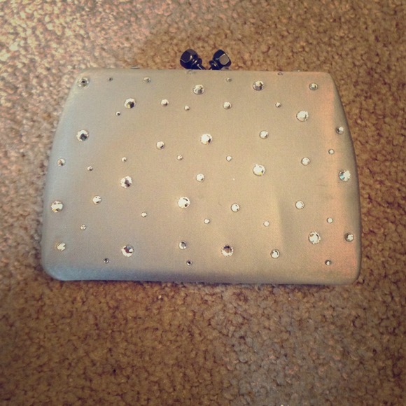 💎 Silver Clutch