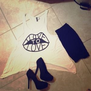 ✋SOLD IN BUNDLE✋White graphic tank