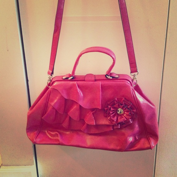 Super cute Nicole cross body purse/bag! ❤