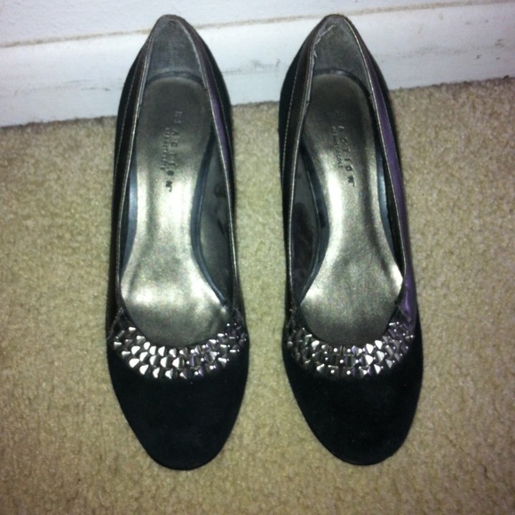 Kenneth Cole black, gun metal studded pumps