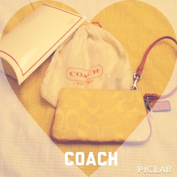 Coach wristlet⬇