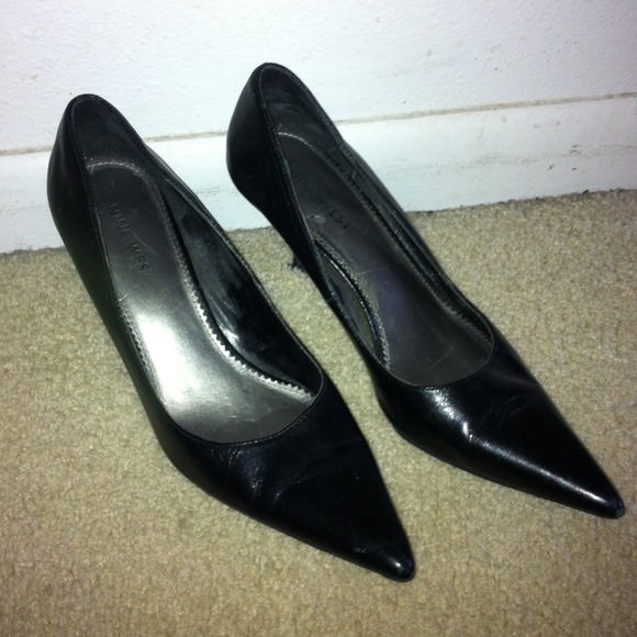 Black Nine West pointy heels