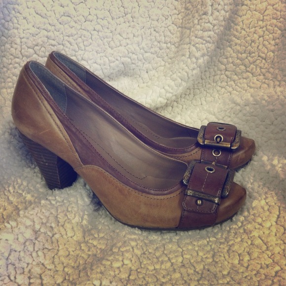⛔️SOLD! Brown Two-Toned Heels with Bronze Buckle