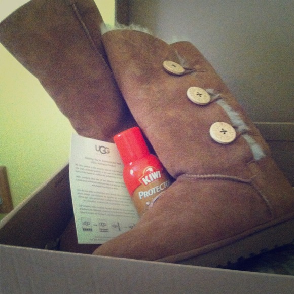 New Ugg boots w Bailey Button Triplet