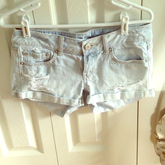 Very cute white washes short shorts