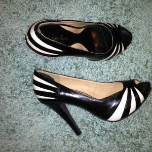Charlotte Russe black and white shoes! Size 7