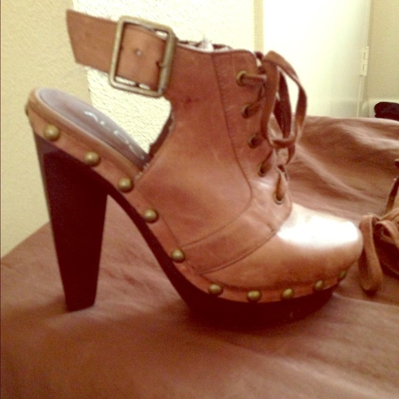 Reduced!!!!!!!!Aldo lace up clogs!!