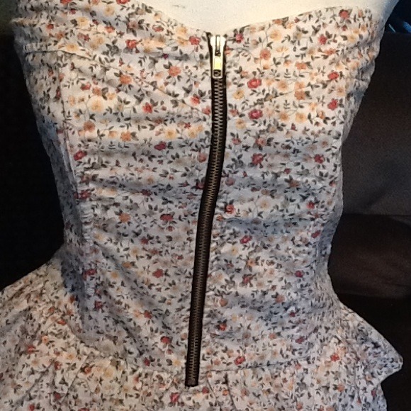 ❌SOLD❌Floral romper - Picture 2 of 4