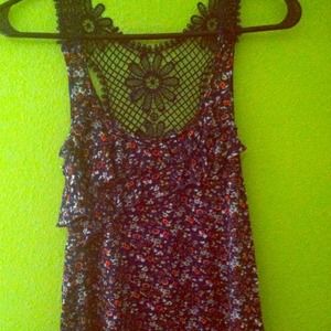 floral ruffled lace tank. 🌸🌺🌼