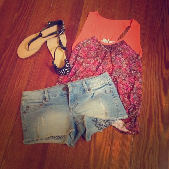 Sz 3 Celeb Pink shorts&a small Mudd patterned tank - Picture 1 of 4