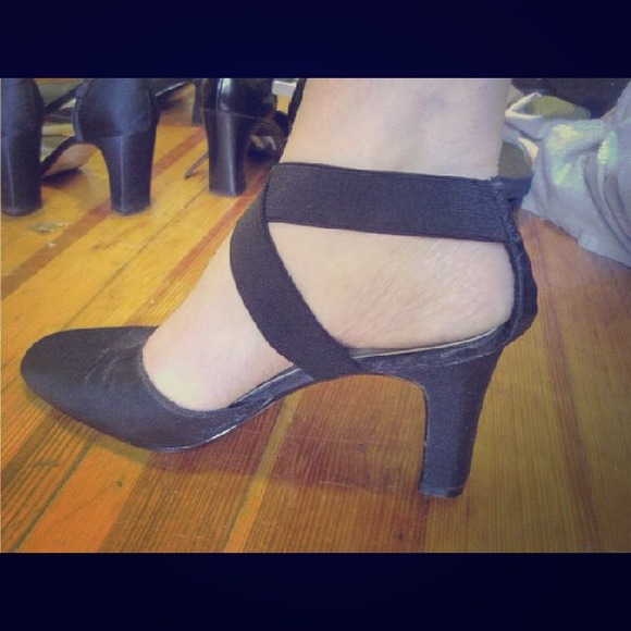 Womens' Heeled Shoes. Elegant ribbon cross upper - Picture 1 of 2