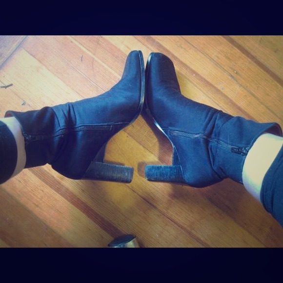 Ankle boots $150 - Picture 1 of 1