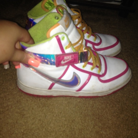 Cute Nikes 💞✨ - Picture 2 of 4
