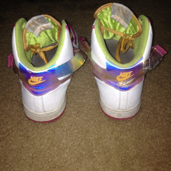 Cute Nikes 💞✨ - Picture 3 of 4