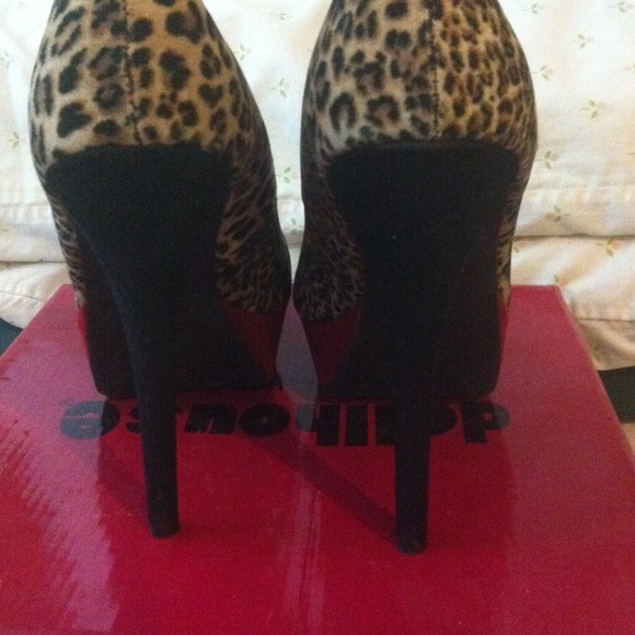 Beautiful Dollhouse suede heels size 7👠 - Picture 2 of 4