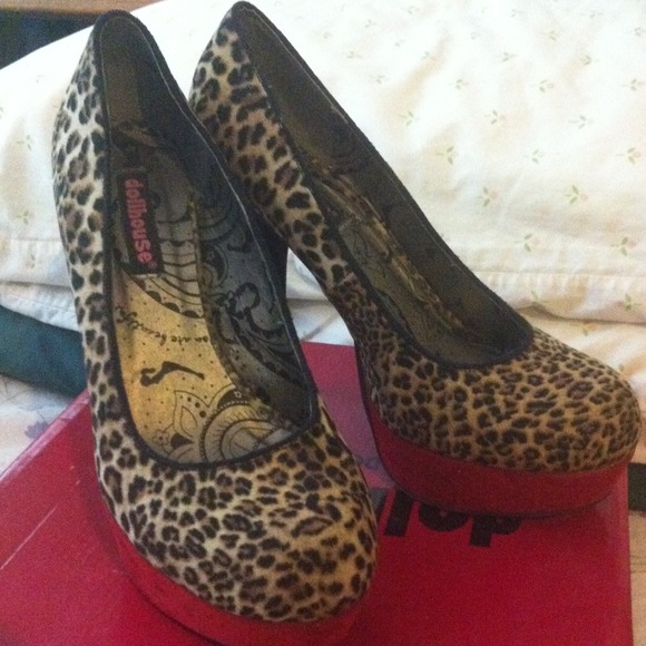 Beautiful Dollhouse suede heels size 7👠 - Picture 3 of 4