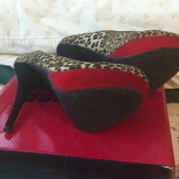 Beautiful Dollhouse suede heels size 7👠 - Picture 4 of 4