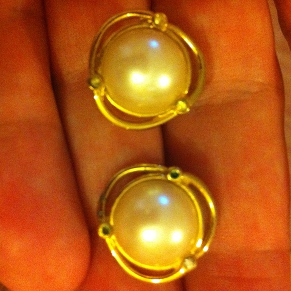 Jewelry - Monet pearl earring