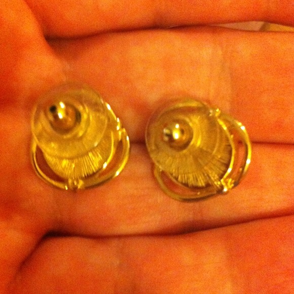 Monet pearl earring - Picture 2 of 3