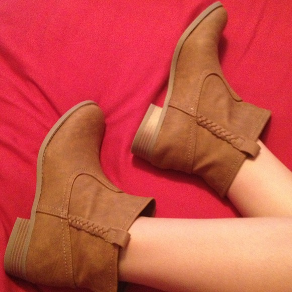 Boots - Picture 3 of 3