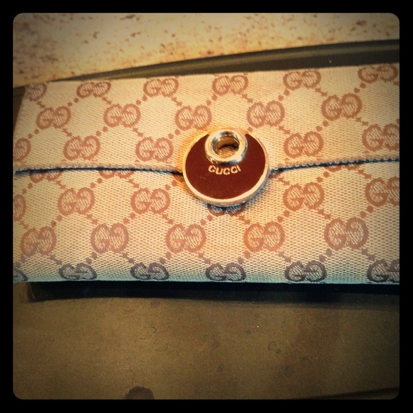 Reduced- Gucci continental wallet  gently used