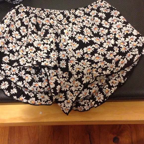 ❌TRADED❌ Brandy Melville Daisy Vodi Shorts - Picture 2 of 4