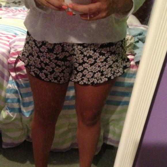 ❌TRADED❌ Brandy Melville Daisy Vodi Shorts - Picture 4 of 4