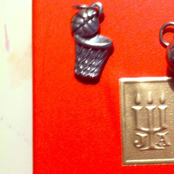 JAMES AVERY CHARM ✨