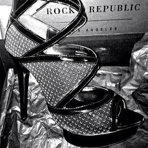 HOLD New 7.5 Rock & Republic Paulina Heels