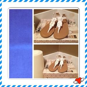 Cute white sandals with rose embellishment
