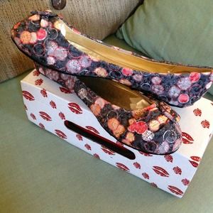 Brand new in box gray/pink flats! Size 7.5