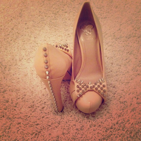 🎉🎉HOST PICK Vince Camuto bow/spike heels .🎉🎉